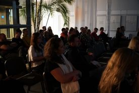 Sala biblioteki wypełniona ludźmi