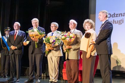 Honorowe Odznaczenia za Zasługi dla Województwa Śląskiego - ludzie na scenie