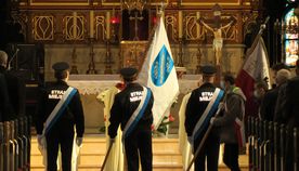 Obchody Święta Niepodległości na rybnickim rynku - flagi, mieszkańcy, żołnierze, poczty sztandarowe...