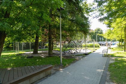 Zdjęcie przedstawia plac zabaw.