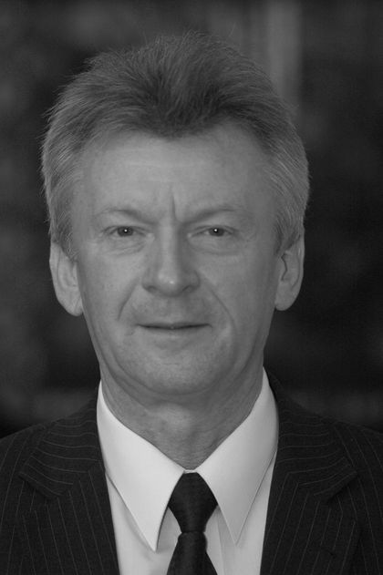 Czarno-białe, portretowe zdjęcie mężczyzny