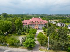 Budynek dawnej szkoły przy ul. Górnośląskiej z lotu ptaka