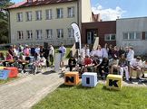 zdjęcie przedstawia dzieci pod szkołą