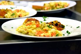 Kilka talerzy z obiadem, na nich klopsiki i sałatka. 