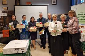 Stojąca grupa dorosłych osób