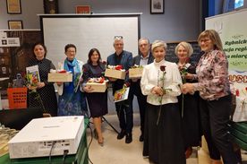 Stojąca grupa dorosłych osób