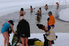 Grupa osób morsujących