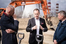 Zdjęcie przedstawia symboliczne wbicie pierwszej łopaty.