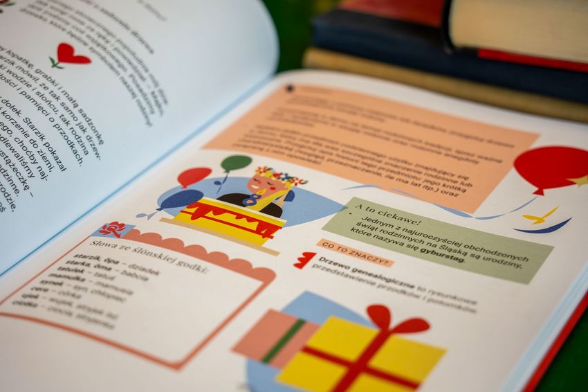dziewczynka z książką regionalną "Rajza z Majką"