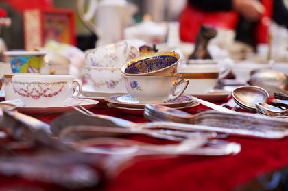 Filiżanki w stylu rerto na jarmarku staroci