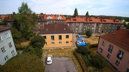 Osiedle bloków mieszkalnych, w tle niebo i zieleń