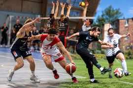 Grupa osób grająca w różne sporty. Piłka nożna, siatkówka, koszykówka. 