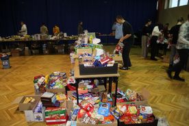 Pakowanie darów przez Młodzieżową Radę Miasta, w ramach akcji Czapka świętego Mikołaja