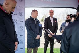 Zdjęcie przedstawia symboliczne wbicie pierwszej łopaty.