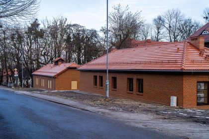 zakończone prace związane z odtworzeniem 3 nieużytkowanych budynków gospodarczych zlokalizowanych przy ul. Paderewskiego 31,33 oraz 35 