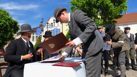 Inscenizacja historyczna grup rekonstrukcyjnych, odtwarzająca wydarzenia sprzed 100 lat, kiedy to na rybnickim rynku podpisane zostały dwa ważne dokumenty związane z przyłączeniem Śląska do Polski