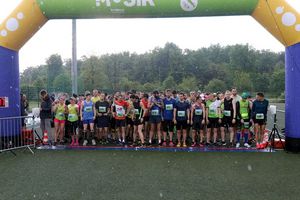 Grupa biegaczy biorących udział w plenerowym biegu