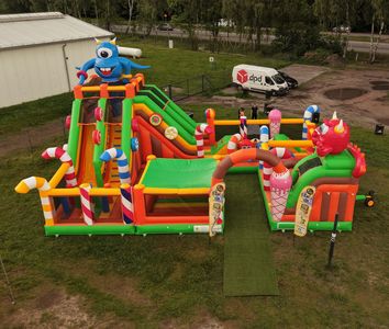 zdjęcie przedstawia dmuchańce dla dzieci