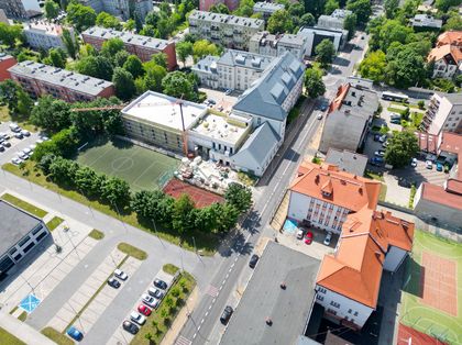 Widok z góry na budowę sali gimnastycznej na terenie I Liceum Ogólnokształcącego im. Powstańców Śląskich