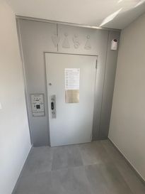 Zdjęcie przedstawia toaletę publiczną na placu wolności