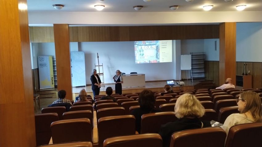 Spotkanie w sali widowiskowej biblioteki w Rybniku