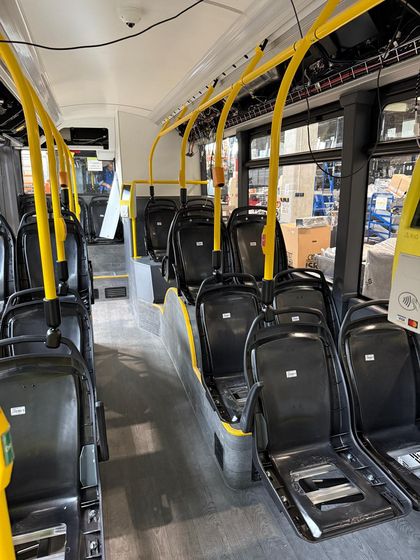 Autobus wodorów w hali produkcyjnej