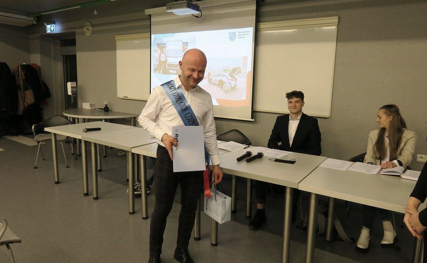 Mężczyna trzymający dyplom 