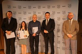 Sportowcy wyróżnieni za osiągnięcia w 2021 roku podczas uroczystej gali z udziałem władz miasta Rybnika. 