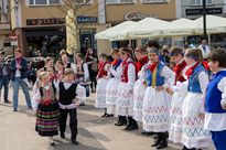 zdjęcie przedstawia dzieci w strojach ludowych