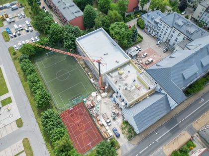 Widok z góry na budowę sali gimnastycznej na terenie I Liceum Ogólnokształcącego im. Powstańców Śląskich