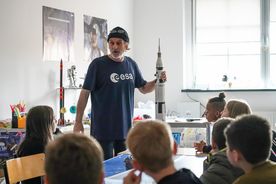Młodzież uczsetnicząca w Festiwalu Nauki na Zabytkowej Kopalni Ignacy w Rybniku