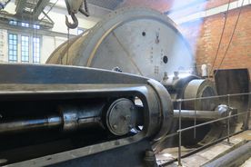 Zabytkowa kopalnia - elementy dawnej parowej maszyny wyciągowej szybu