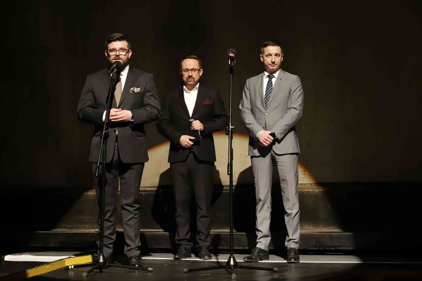 Łukasz Goik – dyrektor Opery Śląskiej w Bytomiu, Michał Wojaczek – dyrektor Teatru Ziemi Rybnickiej i Piotr Kuczera – Prezydent Rybnika przed spektaklem Sól ziemi czarnej
