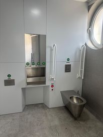 Zdjęcie przedstawia toaletę publiczną na placu wolności