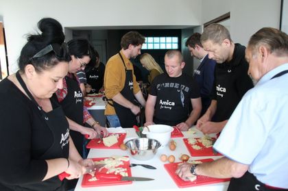 Warsztaty kulinarne w nowo otwartej kuchni społecznej przy ul. Zebrzydowickiej 30