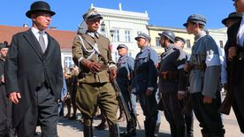 Inscenizacja historyczna grup rekonstrukcyjnych, odtwarzająca wydarzenia sprzed 100 lat, kiedy to na rybnickim rynku podpisane zostały dwa ważne dokumenty związane z przyłączeniem Śląska do Polski