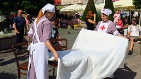 Inscenizacja historyczna grup rekonstrukcyjnych, odtwarzająca wydarzenia sprzed 100 lat, kiedy to na rybnickim rynku podpisane zostały dwa ważne dokumenty związane z przyłączeniem Śląska do Polski