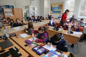 Klasa szkolna, w ławkach siedzą dzieci
