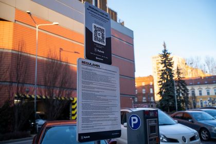 znak drogowy z napisem wirtualny parkomat