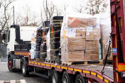 Transport z pomocą dla Ukrainy - załadunek środków zebranych przez mieszkańców Rybnika 