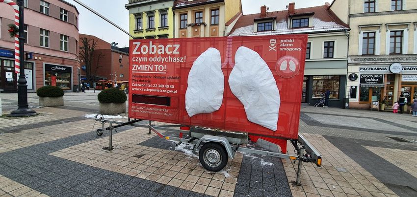 Instalacja przedstawiająca ludzkie płuca, ustawiona wśród zabudowy miejskiej
