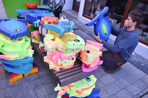 Instalacja – ławica ryb na deptaku. Fot. UM Rybnik.