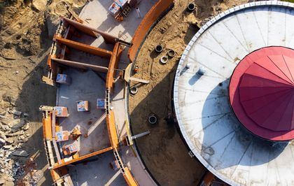 Prace budowalne przy rozbudowie przedszkola w dzielnicy Ochojec - z lotu ptaka