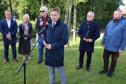 Spotkanie w dzielnicy Boguszowice Stare z udziałem prezydenta Rybnika, radnych Rady Miasta, dyrektorów miejskich jednostek oraz dziennikarzy.