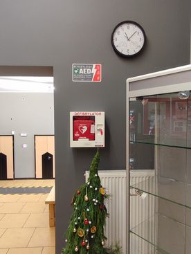 Defibrylator AED na ścianie budynku użyteczności publicznej w dzielnicy Boguszowice Osiedle. 