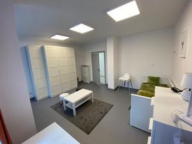 Umeblowane, jasne wnętrze.