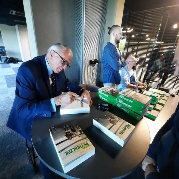 Antoni Piechniczek podpisujący egzemplarz swojej biografii