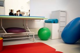 Sprzęty leczniczo-rehabilitacyjne w salach rybnickiego Ośrodka Leczenia i Rehabilitacji Dzieci im. św. Jana Pawła II 