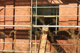 Modernizacja zabytkowych budynków z cegły przy ulicy Hallera