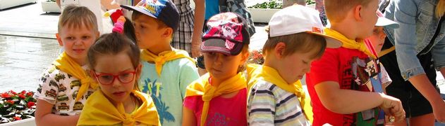 Dzieci przy stoisku ze słodkościami